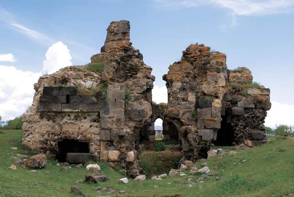 Van Gölü’nün suları çekilince Ermeni Kilisesi ortaya çıktı